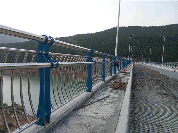 佳木斯不锈钢桥梁护栏的特点及其在桥梁安全中的重要作用