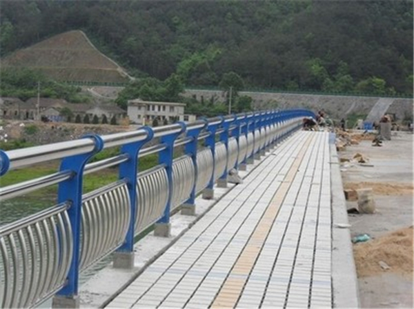 佳木斯不锈钢桥梁护栏的特性及其在现代建筑中的应用
